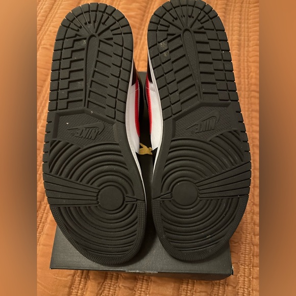 Jordan Air Jordan 1 Mid EUC - Picture 6 of 8